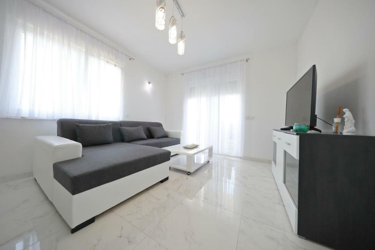 Apartmani Vlado Mitar Sukošan Exterior foto